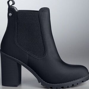 Gorgeous Vera Vera Wang 31/2 inch Black 91/2 Booties.. great style/great grip